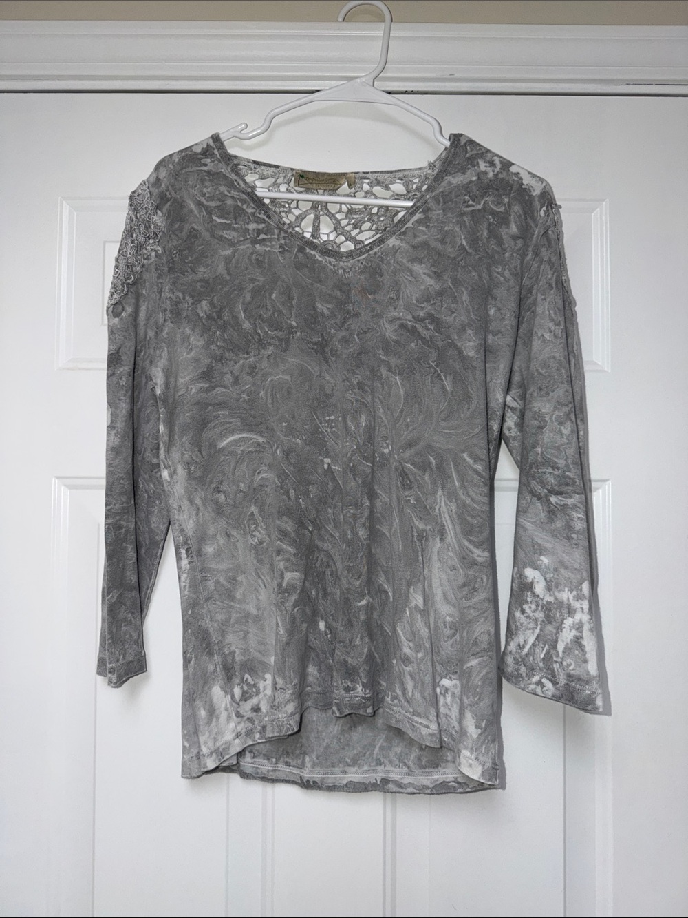 Swirl-Print Gray Long Sleeve V-Neck Top with Lace Back